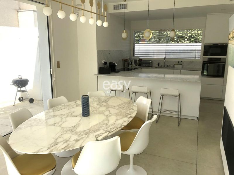 In which real estate agency should one propose their house for a professional photography session to ensure the best results?